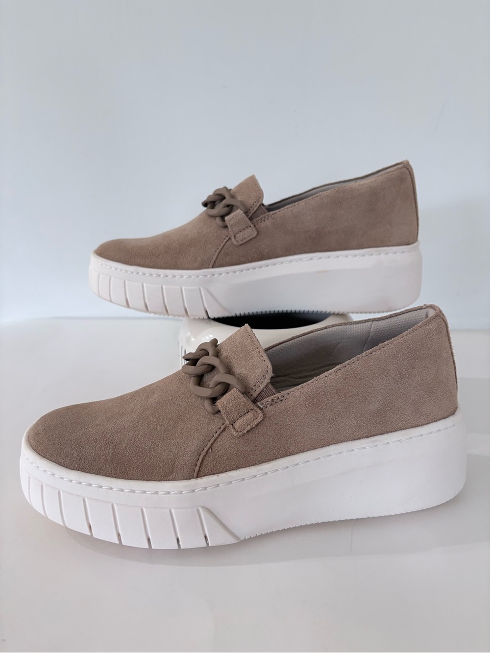 NATURALIZER Sz 8W Daphne Slip On Suede Leather Platform Sneaker Tan Chain Accent